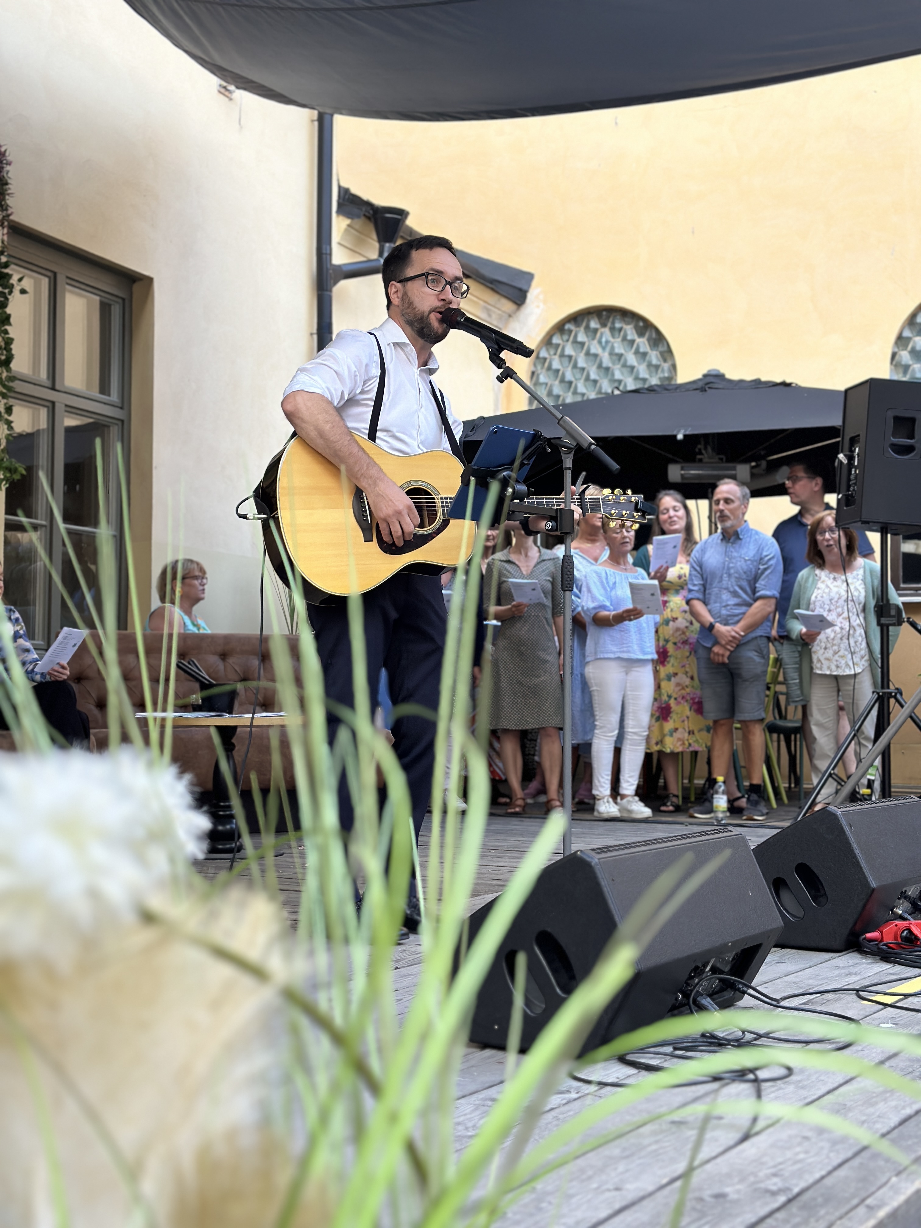 A picture taken of the artist Ola Palmkvist while while playing the guitar 